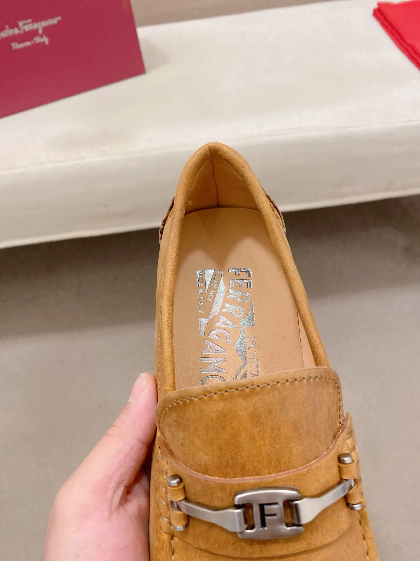 Factory price: 540💰High-end quality! Ferragamo🆕🆕Exclusive hot-selling products in stock🔥🔥New products on the shelves, high-quality Ferragamo men's pea shoes, high-end casual driving shoes, with complete packaging! 💪 💪 Material: imported first-layer cowhide 🐂 + imported high-quality water-dyed cowhide lining + wear-resistant outsole 👍🏻👍🏻 Features: high-end and comfortable, purely handmade 🚀 🚀 Create the perfect shoe that suits you best 🔥 🔥 Size: (38-44) 45 standard size can be customized!